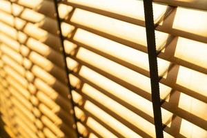 Persiana de bambú de cerca, cortina de bambú, pollito, persiana veneciana o persiana solar: punto de enfoque suave foto