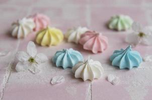 pequeños merengues de colores foto