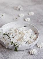 pequeños merengues blancos en el cuenco de cerámica