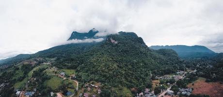montañas y pueblos en la temporada de lluvias