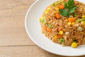 arroz frito con guisantes, zanahorias y maíz - estilo de comida vegetariana y saludable foto