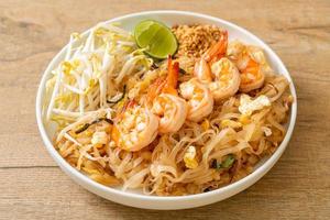 fideos salteados con camarones y brotes o pad thai - estilo de comida asiática foto