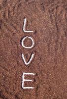 amor texto escrito en cacao en polvo foto