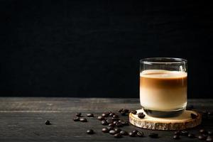 Vaso de café con leche, café con leche sobre fondo de madera foto