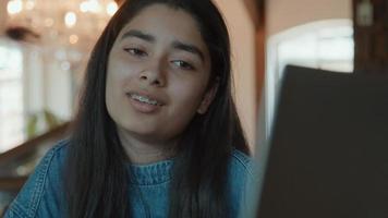 flicka vid bord med videosamtal på bärbar dator video