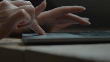 Dedos de mujer desplazándose y escribiendo en el portátil video