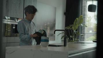 homem limpa tigelas com pano de prato video