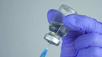 injektionsflaska för vaccin mot coronavirus covid-19 i medicinskt laboratorium med spruta, arkivvideofilmer video