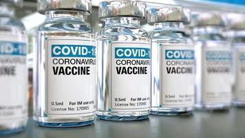 Vial de vacuna de coronavirus covid-19 en laboratorio médico con jeringa, metraje de stock