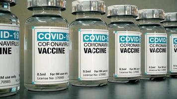 Vial de vacuna de coronavirus covid-19 en laboratorio médico con jeringa, metraje de stock
