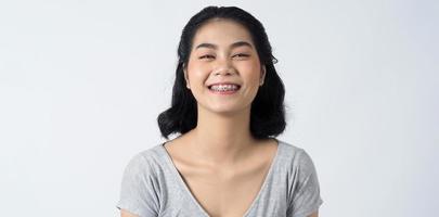 Aparatos dentales de la mujer asiática adolescente con aparatos dentales y lentes de contacto foto