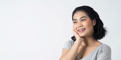 Aparatos dentales de la mujer asiática adolescente con aparatos dentales y lentes de contacto foto