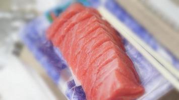 sashimi de atún. otoro sashimi en plato foto
