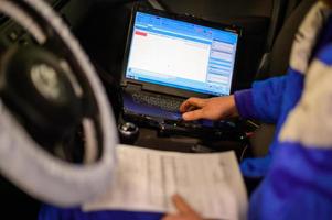 diagnóstico informático de la computadora de a bordo en el automóvil en un concesionario de automóviles.