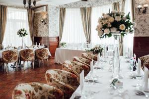 salón de banquetes para bodas con elementos decorativos foto