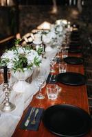 salón de banquetes para bodas con elementos decorativos foto