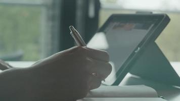homem escreve no caderno video