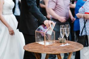 Copas de boda para vino y champán de cristal. foto