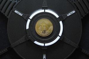 Bitcoin de oro en la placa del procesador de la computadora foto