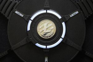 Moneda de criptomoneda litecoin en una tarjeta gráfica de computadora pc foto