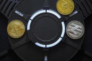 monedas de criptomonedas bitcoin, litecoin y ethereum foto