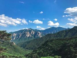 la vista a las hermosas montañas desde el pico alto. parque nacional de seoraksan. Corea del Sur foto