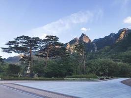 vista a las hermosas montañas en el parque nacional de Seoraksan. verano. Corea del Sur foto