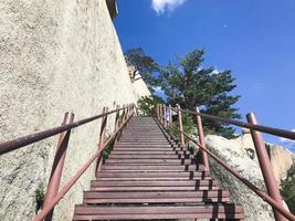 escaleras arriba y hermosas montañas del parque nacional de seoraksan. Corea del Sur foto