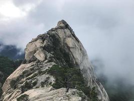 Grandes rocas en el parque nacional de Seoraksan, Corea del Sur foto