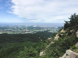 la vista desde el pico de la montaña del parque nacional de seoraksan. Corea del Sur foto