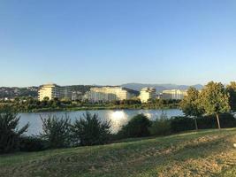 día de verano. pequeño lago en la ciudad de adler, rusia foto