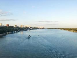 barco en el río don. Rostov en la ciudad de Don, Rusia foto