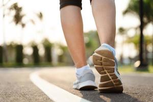 cerca de los zapatos del corredor de la mujer en el parque. concepto de salud y fitness. foto