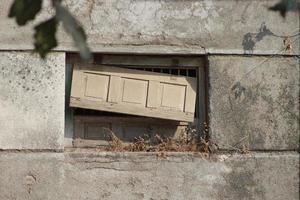 puerta con ventana con fondo de madera foto