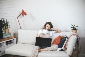 mujer joven milenaria de compras online en casa. foto