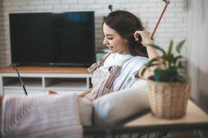 mujer joven milenaria de compras online en casa. foto