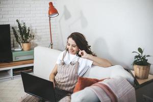 mujer joven milenaria de compras online en casa. foto