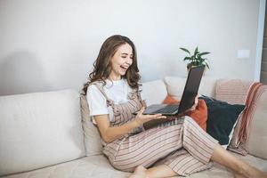 mujer joven milenaria de compras online en casa. foto