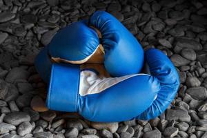 primer plano de guantes de boxeo azul foto