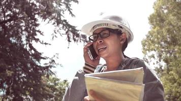 ecologista femminile in cappello di sicurezza che lavora e controlla la qualità dell'acqua nell'impianto di trattamento delle acque reflue. ingegneri ambientali che lavorano presso l'impianto di riciclaggio dell'acqua per il riutilizzo. video