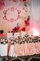 salón de banquetes para bodas con elementos decorativos foto