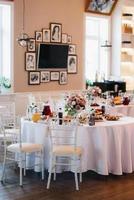 salón de banquetes para bodas con elementos decorativos