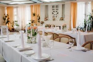 salón de banquetes para bodas con elementos decorativos