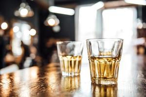 vasos de whisky en la mesa foto