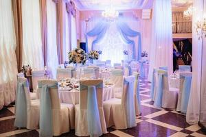 salón de banquetes para bodas con elementos decorativos foto