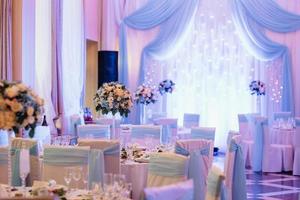 salón de banquetes para bodas con elementos decorativos foto