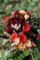 ramo de boda elegante rojo de flores naturales frescas foto