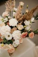 elegantes decoraciones de boda hechas de flores naturales y elementos verdes foto