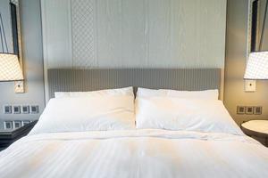 Decoración de almohadas blancas en la cama en el interior del dormitorio