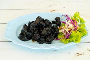 calamares fritos con salsa de tinta de calamares - estilo marisco foto